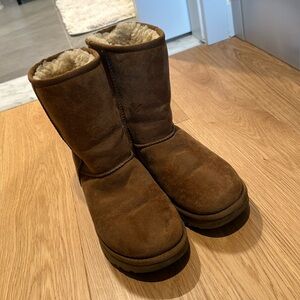 Gently used Ugg Boot mid rise